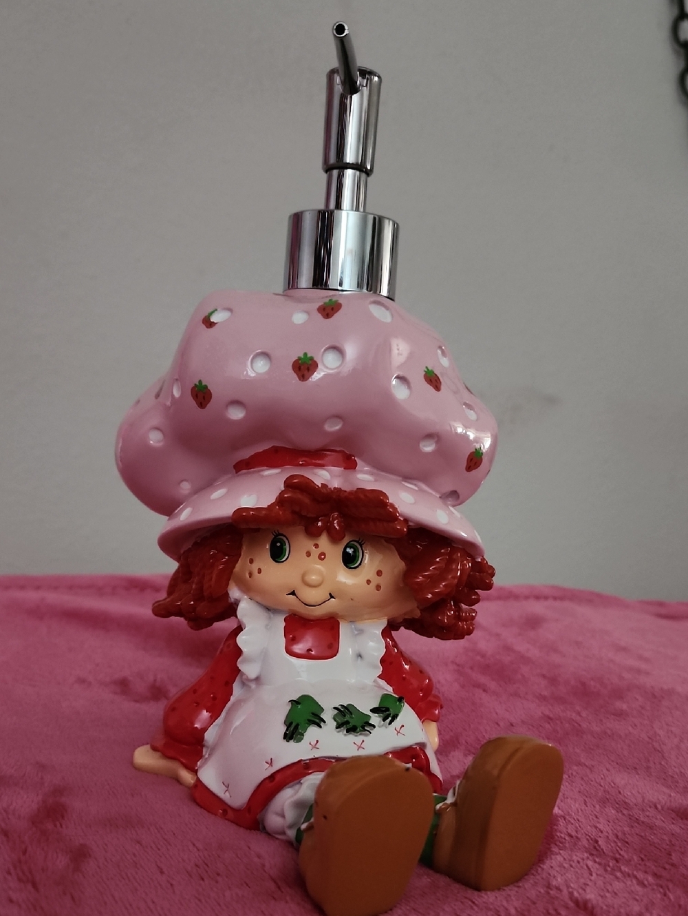 NWT 🍓✨️Strawberry Shortcake Ceramic Soap/ Lotion Dispenser / Xlarge/ Adorable - Picture 5 of 6